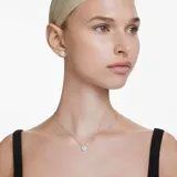 Colgante con cadena plateada y dije en forma de corazón con cristal central y halo de pavé transparente.