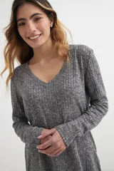 Sweater gris de tejido de punto acanalado, con escote en V y mangas largas.