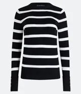 Suéter de punto ligero a rayas horizontales blancas y negras, con cuello redondo, manga larga y puños con botones.