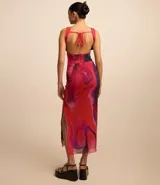 Vestido midi sin mangas confeccionado en tul con estampado abstracto y lazo en la espalda.