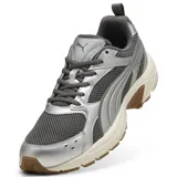 Championes Puma Milenio Tech LT, color gris y plateado, con base de malla oscura, superposiciones metálicas y suela de goma con entresuela beige.