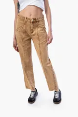 Pantalón de jean de tiro alto, color marrón claro con efecto desgastado y costuras marcadas en contraste. Corte recto y holgado.