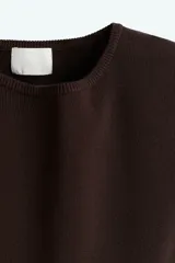 Remera corta de punto fino suave, color marrón, de corte entallado con cuello redondo ribeteado y mangas cortas.