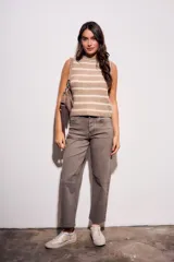 Chaleco de punto con rayas horizontales en tonos beige y blanco, de corte recto y cuello redondo.