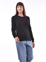 Sweater rojo de tejido de punto liso, con cuello redondo y mangas largas con leve frunce en los hombros.