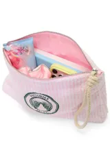 Bolso de mano tipo clutch de Victoria's Secret confeccionado en suave tejido de rizo con diseño de rayas blancas y rosadas. Cuenta con el logotipo de la marca bordado en color verde en el centro, cierre superior de cremallera y correa de muñeca integrada de cordón beige.