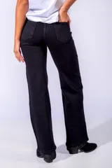 Pantalón de jean gris con apliques de lentejuelas plateadas en forma de cuadrícula.