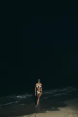 Braguita de bikini blanca de tiro medio con detalle de flor negra en el lateral.