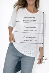 Remera blanca de manga larga con cuello redondo y detalle de tejido crochet en el dobladillo. Incluye un collar fino dorado como accesorio.