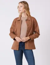 Sobrecamisa color marrón con cuello solapa de pana y cierre frontal con botones. Presenta bolsillos en la parte delantera.