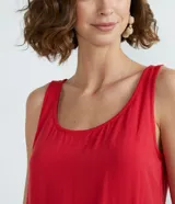 Musculosa femenina color rojo, con tirantes anchos y escote redondo, confeccionada en viscosa.