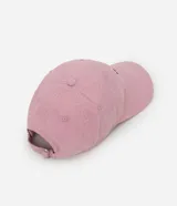 Gorra tipo bucket de sarga color rosa pálido, con visera curva y la palabra "Lover" bordada en negro en la parte frontal.