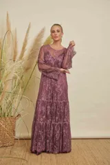 Vestido largo de encaje color uva, con escote redondo, manga larga semi oxford y corte suelto. Incluye solera interior.