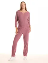 Pantalón jogger color rosado, de tejido suave, con pretina elastizada y bolsillos laterales. El diseño de la pierna es de caída fluida y se ajusta levemente en el tobillo.