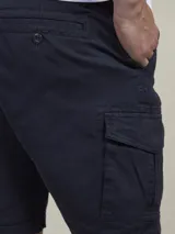 Bermuda cargo color negro en tejido twill con elastano, de calce cómodo con bolsillos laterales y efecto wash look.