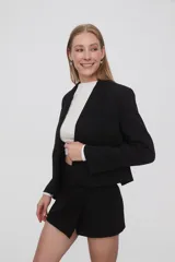 Blazer corto negro con solapas y corte holgado.