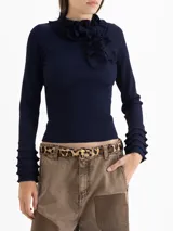 Cinturón negro de cuero vacuno con textura croco, hebilla dorada y aplique metálico de hongo dorado.