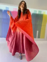 Poncho de seda pintada a mano, con diseño desestructurado y ajuste en el cuello.