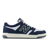 Championes urbanos New Balance modelo 480, de diseño inspirado en el baloncesto, con combinación de cuero azul marino y detalles en blanco. Presenta el logo N en los laterales, suela de goma resistente tipo cupsole y cierre con cordones.