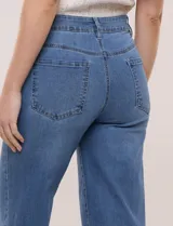 Jean de denim azul de tiro alto, corte wide leg con pierna ancha recta, con cinco bolsillos tradicionales, presillas para cinturón y cierre frontal con botón y cremallera.