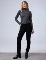 Pantalón de gabardina elastizada color beige, marca Sioni, de corte recto. Tiene pretina con pasadores, botón y cierre. Delantera con bolsillos simulados y trasera con bolsillos aplicados.