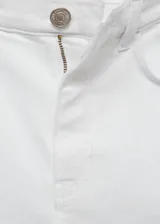 Jeans de tiro medio con diseño capri, confeccionados en tejido de algodón estilo tejano. Presentan cierre de cremallera y botón, trabillas para cinturón, cinco bolsillos y bajo con aberturas laterales.