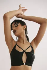 Top negro de lycra con breteles finos regulables y cutouts en la parte delantera.