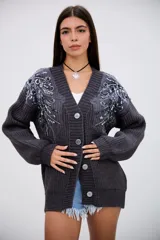 Saco de punto grueso color gris oscuro, con escote en V y cierre frontal de botones. Presenta detalles bordados con lentejuelas y abalorios en los hombros y la parte superior de las mangas.