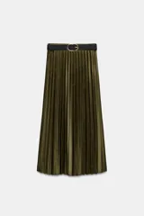 Falda midi de tiro alto en tejido plisado color verde oliva. Presenta un cinturón negro a contraste con hebilla metálica dorada y cierre lateral con cremallera oculta.