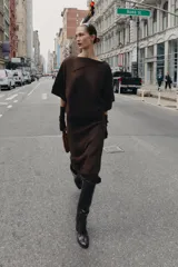 Jersey de punto de corte holgado con cuello solapa asimétrico y mangas anchas por debajo del codo.