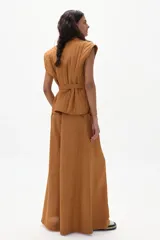 Pantalón palazzo color caramelo, de tiro alto y confeccionado en lino.