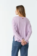 Remera celeste de algodón, de manga larga y cuello redondo.