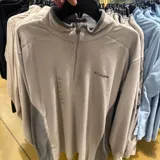 Campera de polar Columbia con cierre frontal parcial y cuello alto. Diseño en color beige con paneles laterales en gris.