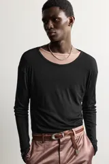 Camiseta relaxed fit de manga larga y cuello redondo amplio, confeccionada en tejido ligero color marrón con mezcla de lyocell y lana.