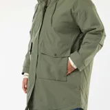 Parka de color verde militar con acabado repelente al agua, diseño de corte holgado, capucha integrada y forro interior de efecto borreguito. Cuenta con cierre frontal de cremallera y botones a presión, además de bolsillos frontales con solapa.