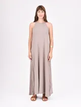 Vestido largo de corte holgado con escote halter y espalda descubierta, confeccionado en tejido de punto suave.