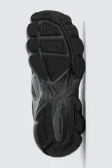 Zapatilla deportiva tipo running color blanco hueso con detalles en azul marino y amarillo flúor.