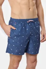 Short de baño azul con estampado de veleros blancos, cintura elástica con cordón ajustable, dos bolsillos laterales y suspensor de malla fina.