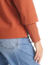 Buzo de punto suave marca Cyrus, color blanco, con cuello solapa y escote en V. Presenta diseño de hombros caídos, mangas 3/4 con puños largos de tejido rib al tono y corte holgado con tajos laterales en el ruedo.