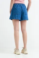 Short de jean azul con cintura elastizada, bolsillos delanteros aplicados y diseño cómodo.