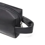 Portacosmético de diseño rectangular en color negro, confeccionado en material textil con acabado liso. Cuenta con una manija lateral para su transporte y un aplique metálico cuadrado con el logo de la marca en el centro.