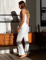 Pantalón blanco cropped de crepe elastizado marca Hope & Harlow, con apliques de botones metálicos en la parte delantera.