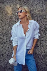 Camisa blanca de lino con cuello clásico, manga larga y corte semi oversize.