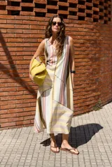 Vestido midi sin mangas con cuello en V, de corte holgado y diseño de parches con rayas verticales y horizontales en tonos verdes, grises y blancos.