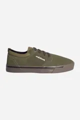 Zapatilla casual de cuero color camel, estilo skate o lona, con cordones marrones y suela de goma blanca con una línea naranja decorativa.