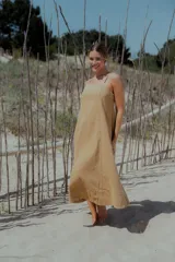 Vestido midi de denim color celeste, con escote recto, breteles finos y corte evasé amplio.