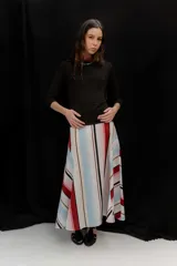 Falda larga de popelina de algodón con diseño de gajos y estampado de rayas verticales en tonos blanco, celeste, rojo, negro y beige.