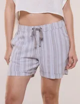 Short de lino color blanco, con calce relajado, cintura elastizada con cordón de ajuste y bolsillos diagonales.