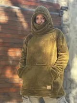 Canguro de polar con capucha y estampado animal print de leopardo en tonos blanco, negro y marrón.