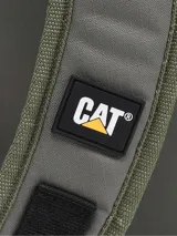 Mochila urbana Cat modelo Explorer, color gris, con compartimento principal, bolsillo frontal con cierre y bolsillos laterales de malla. Cuenta con panel trasero y correas acolchadas, y detalle de logo reflectante.